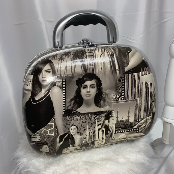 Unbranded Handbags - Traveler’s Make-up Case